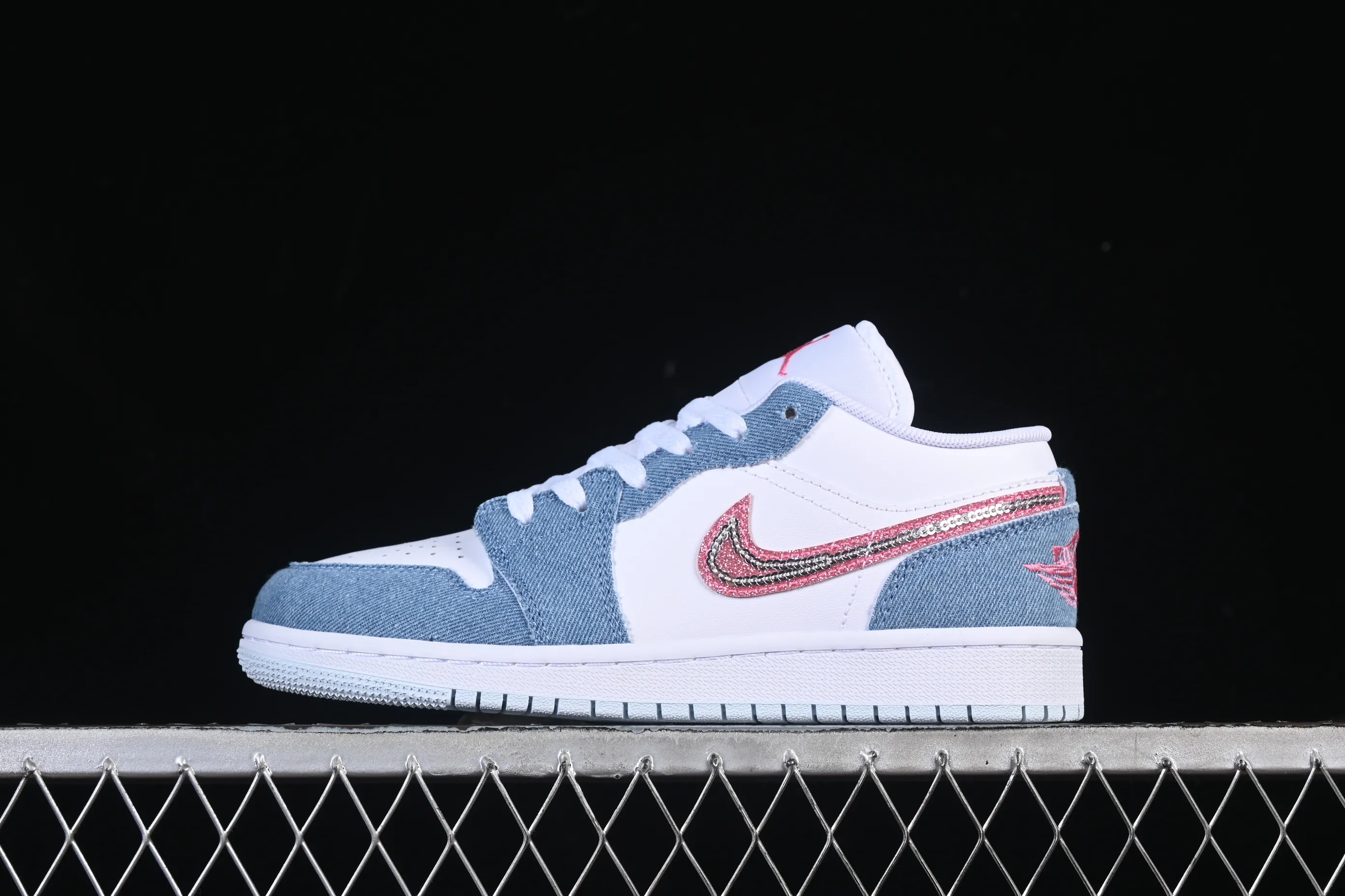 All categories Air Jordan Jordan series basketball shoes Air Jordan 1 Low Air Jordan 1 Low AJ1 Joe 1 white and blue denim pink diamond hook low-top casual sneakers HQ2001-400
